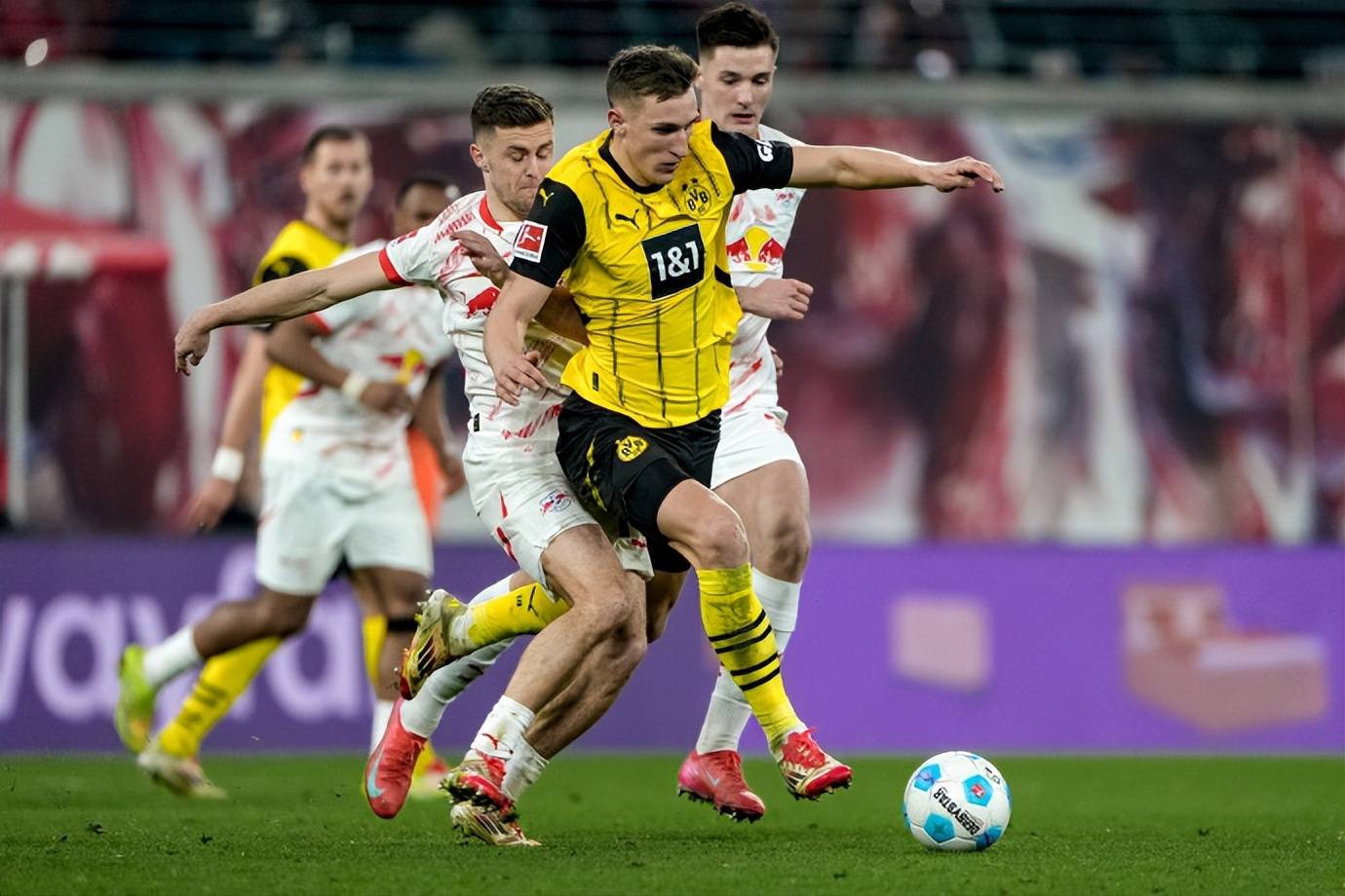 开云线上娱乐 -窗口期德国杯焦点战；武汉三镇门线救险；底气十足；控场能力受关注 